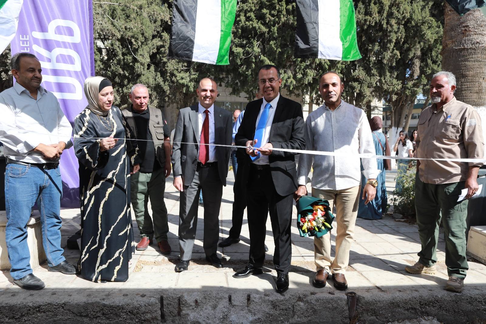 /PhotoGallery/عميد شؤون الطلبة يفتتح بازار المحبة (3).jpg